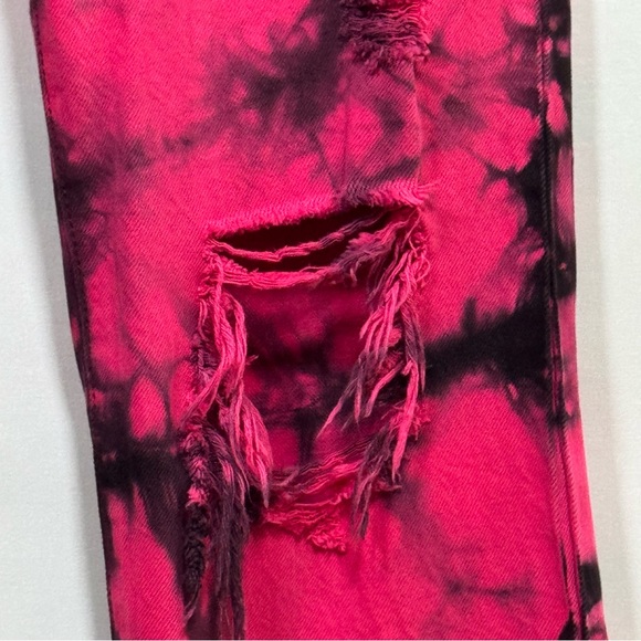 Alice+Olivia Genevieve distressed baggy jeans in a pink and black tie-dye - Picture 5 of 8
